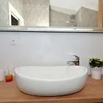 Vi *