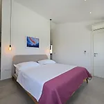 Vi *